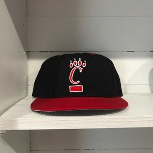 Cincinnati Bearcats Proline Hat vintage. Fitted 7 3/8. 90s vintage hat. UC.